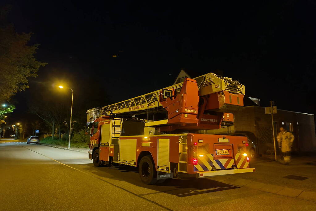 Schoorsteenbrand onbereikbaar voor ladderwagen door nauwe straat