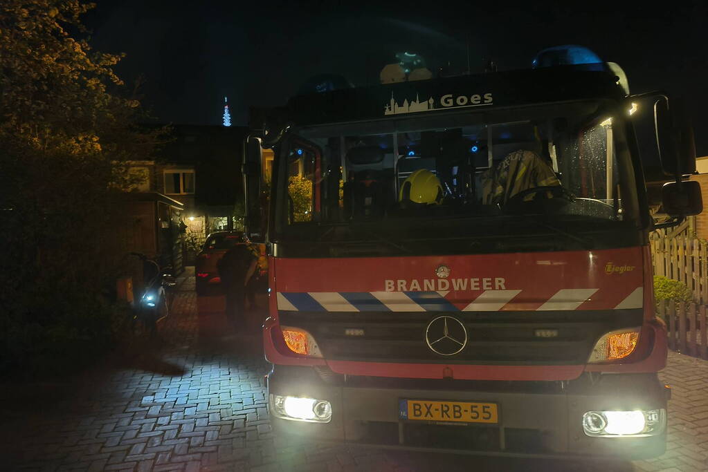 Schoorsteenbrand onbereikbaar voor ladderwagen door nauwe straat