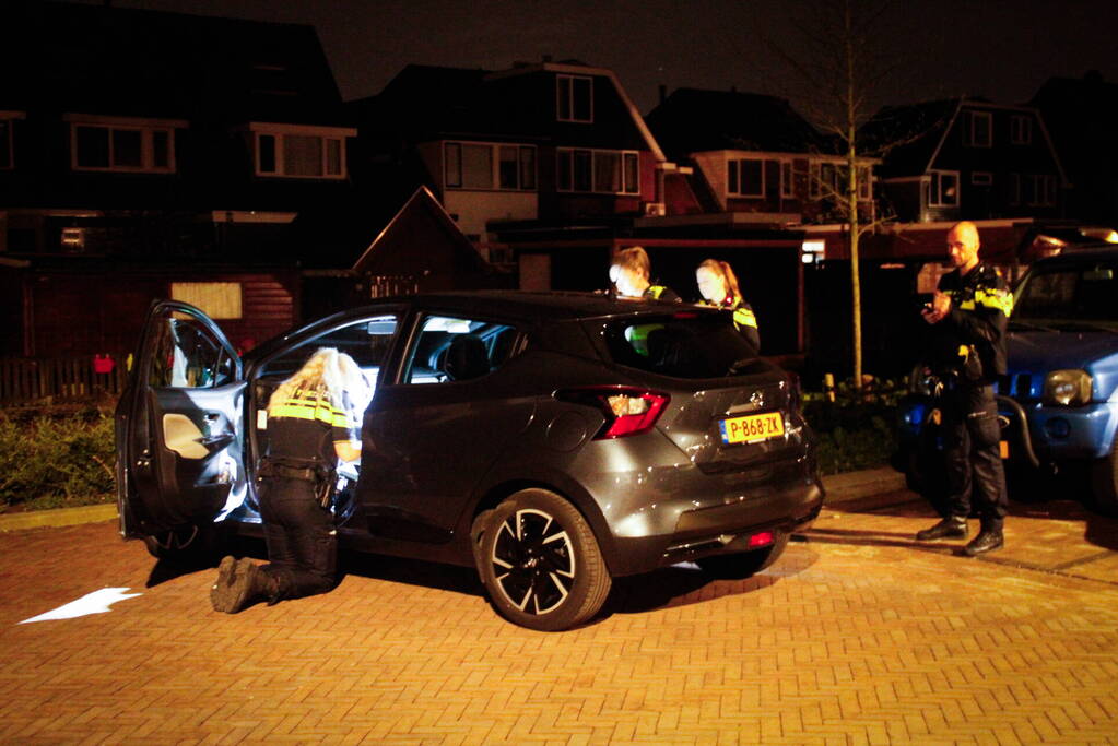 Auto flink beschadigd na achtervolging, inzittenden slaan op de vlucht