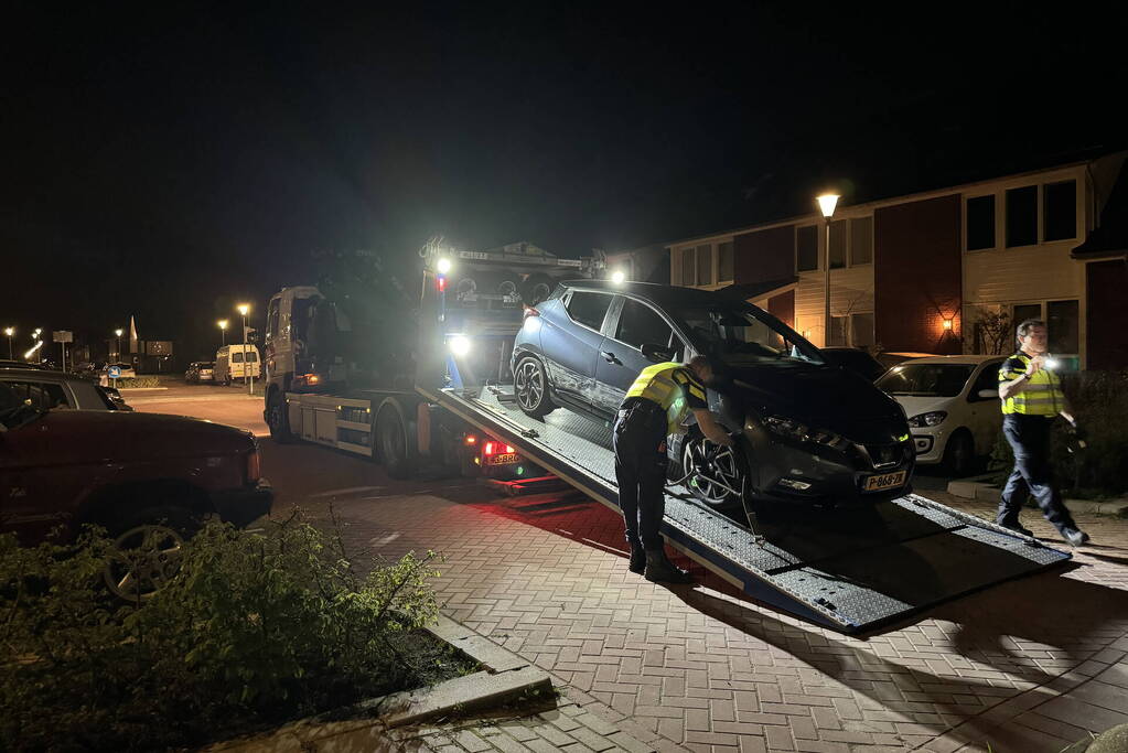 Auto flink beschadigd na achtervolging, inzittenden slaan op de vlucht