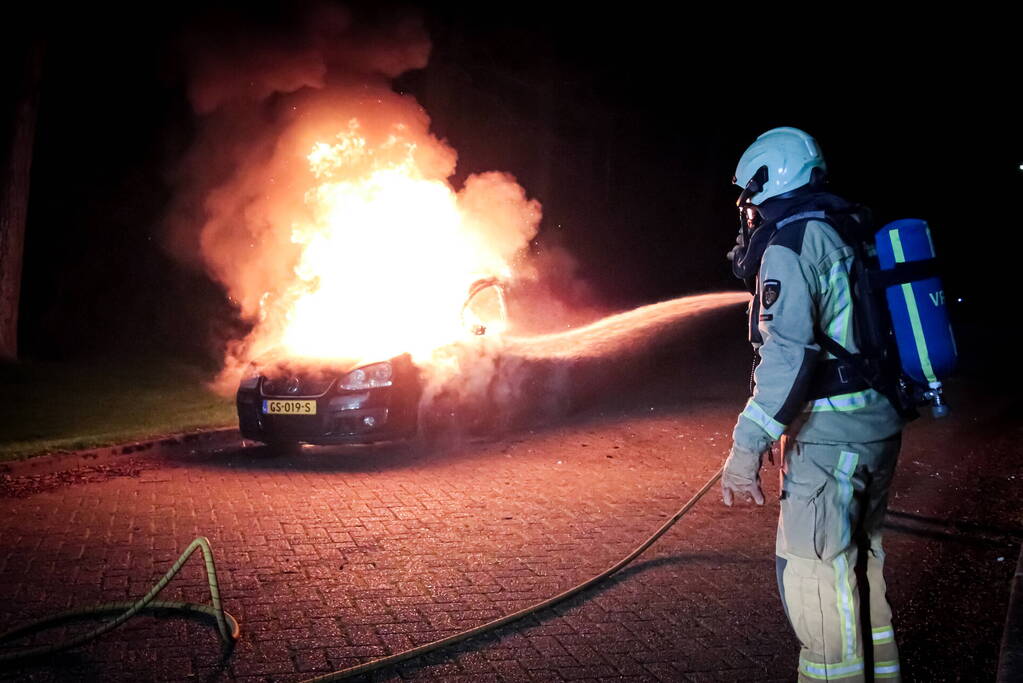 Auto volledig verwoest door brand tijdens rit