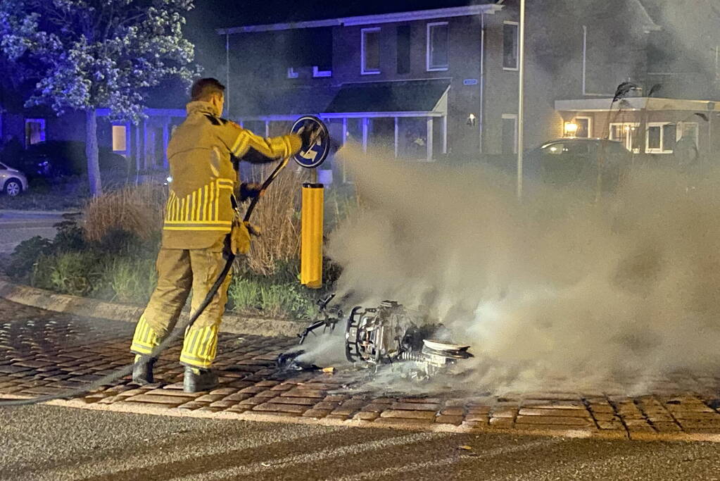 Opnieuw scooter in brand gestoken, politie start onderzoek