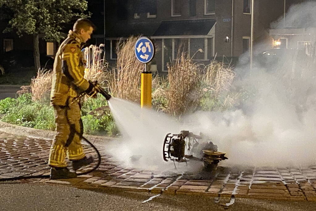 Opnieuw scooter in brand gestoken, politie start onderzoek