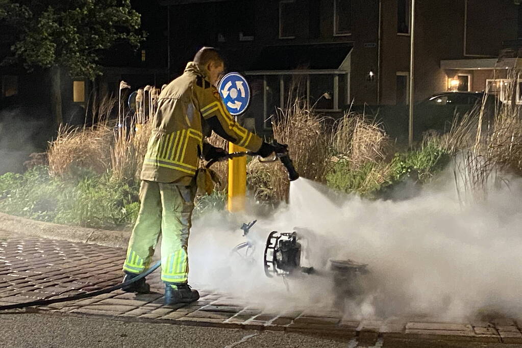 Opnieuw scooter in brand gestoken, politie start onderzoek