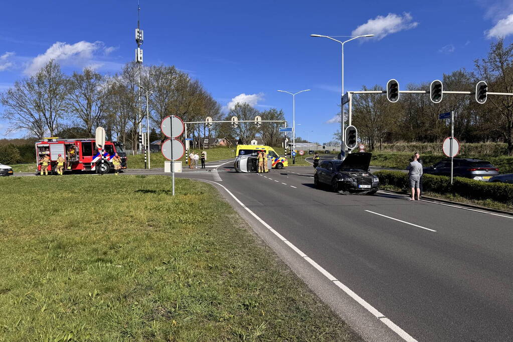 Auto belandt op zijkant na botsing op kruising