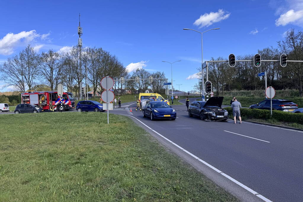 Auto belandt op zijkant na botsing op kruising