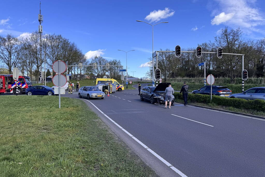 Auto belandt op zijkant na botsing op kruising