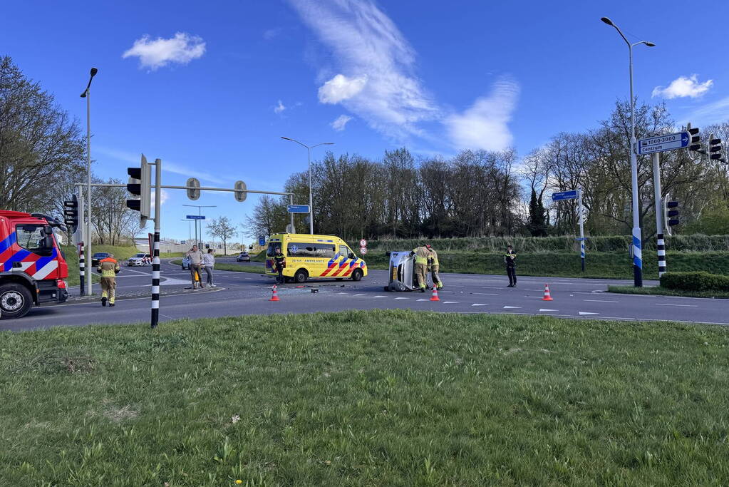 Auto belandt op zijkant na botsing op kruising