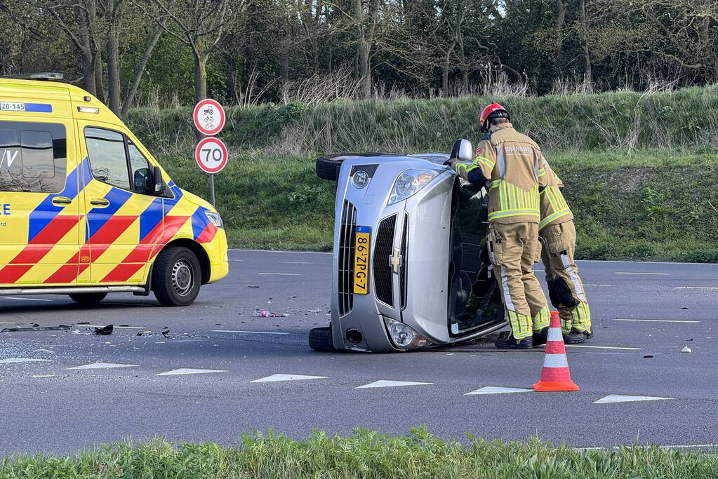 Auto belandt op zijkant na botsing op kruising