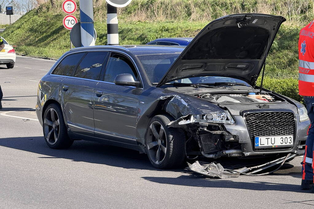 Auto belandt op zijkant na botsing op kruising