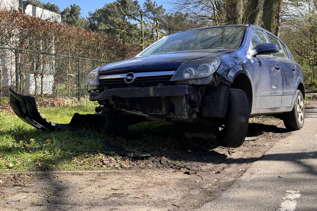 Auto loopt fikse schade op nadat deze op varkensrug rijdt