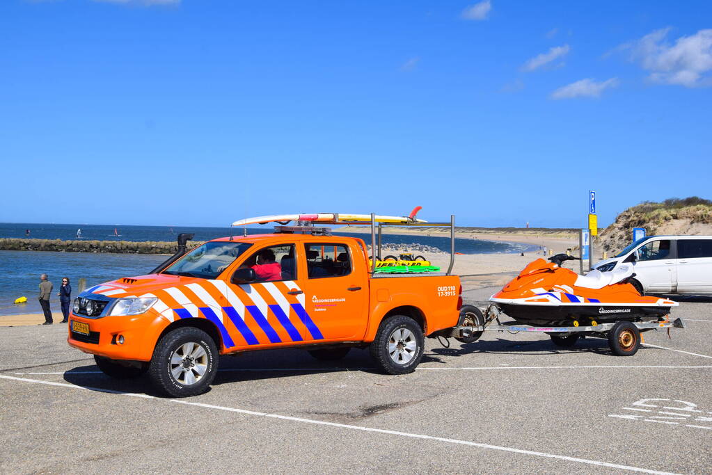 Hulpdiensten groots ingezet voor kitesurfer in de problemen