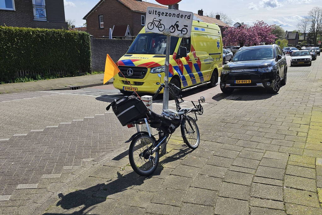 Ligfietser gewond bij aanrijding met personenauto