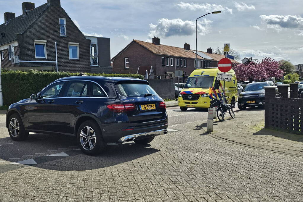 Ligfietser gewond bij aanrijding met personenauto