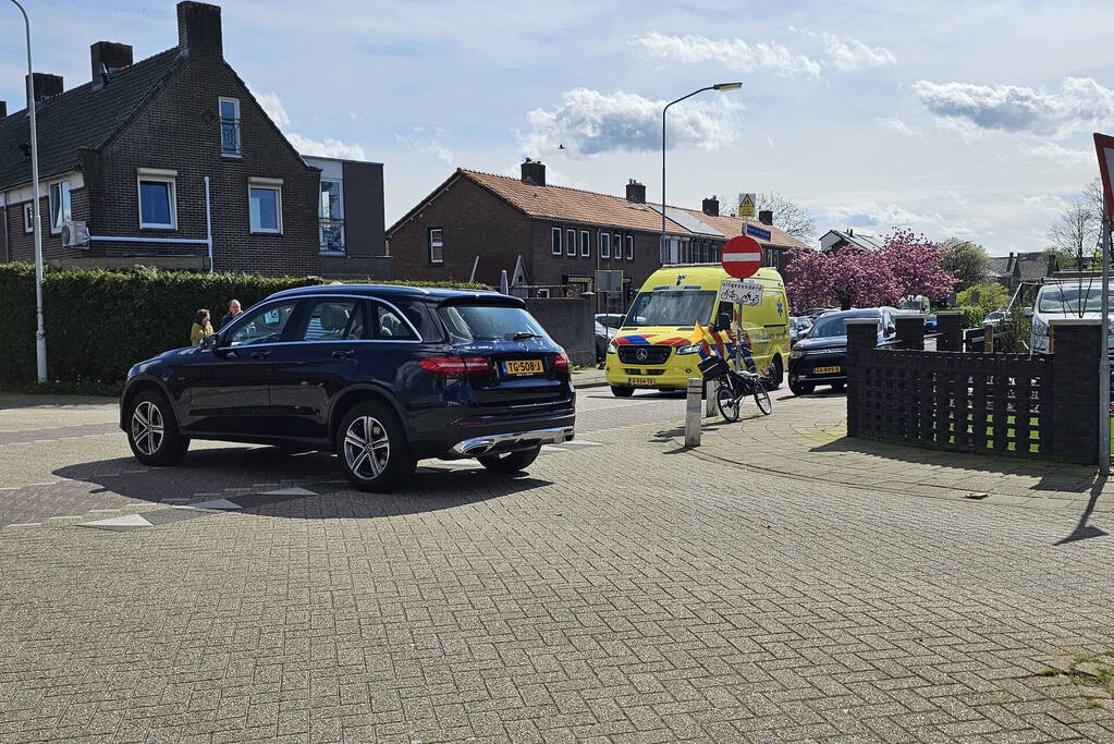 Ligfietser gewond bij aanrijding met personenauto