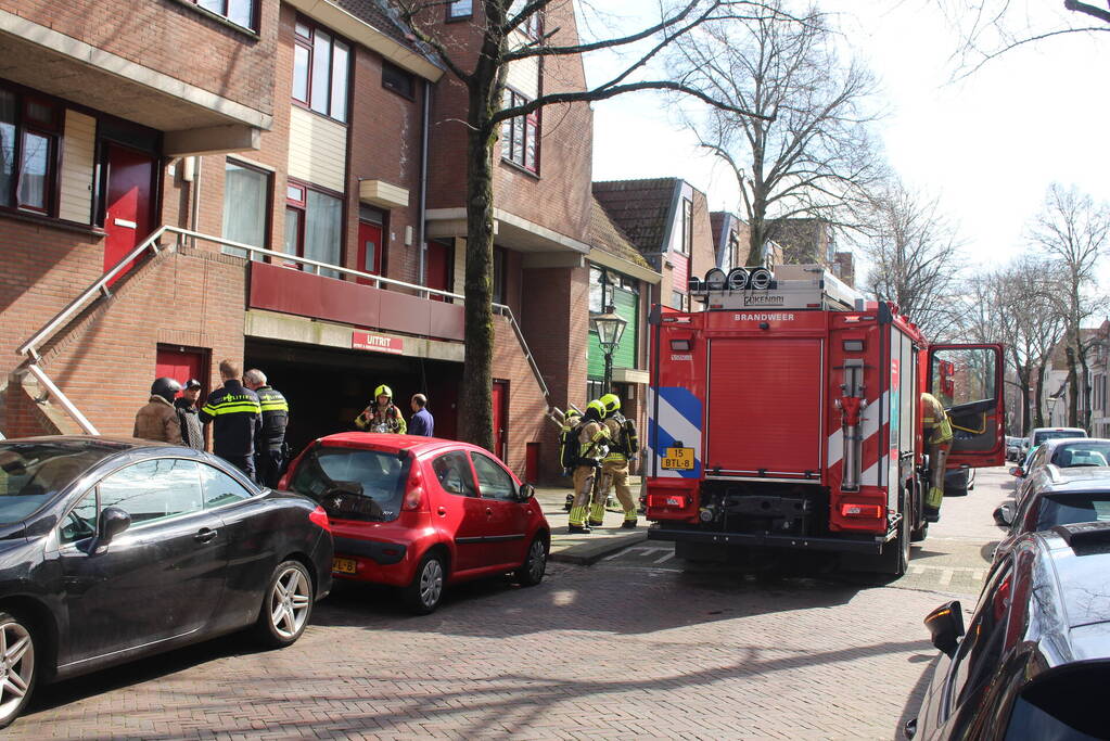 Grote schade door brandende scooter onder overkapping