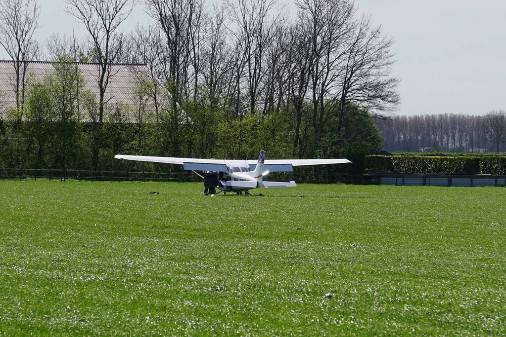 Sportvliegtuig maakt noodlanding in weiland