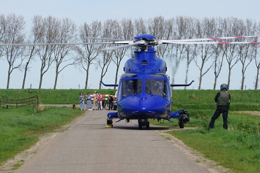 Sportvliegtuig maakt noodlanding in weiland