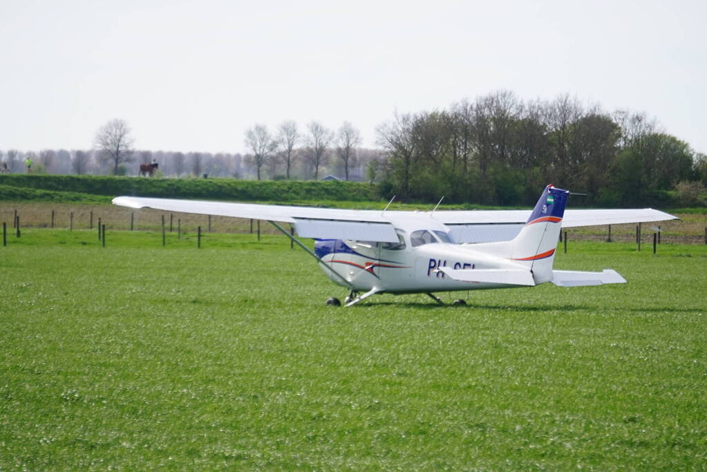 Sportvliegtuig maakt noodlanding in weiland