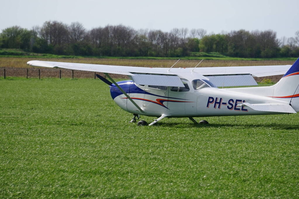 Sportvliegtuig maakt noodlanding in weiland