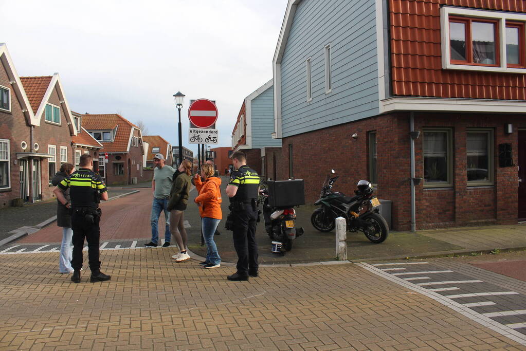 Bezorger op scooter gewond na val met fietser