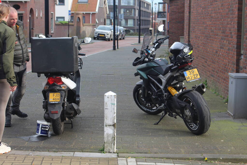 Bezorger op scooter gewond na val met fietser