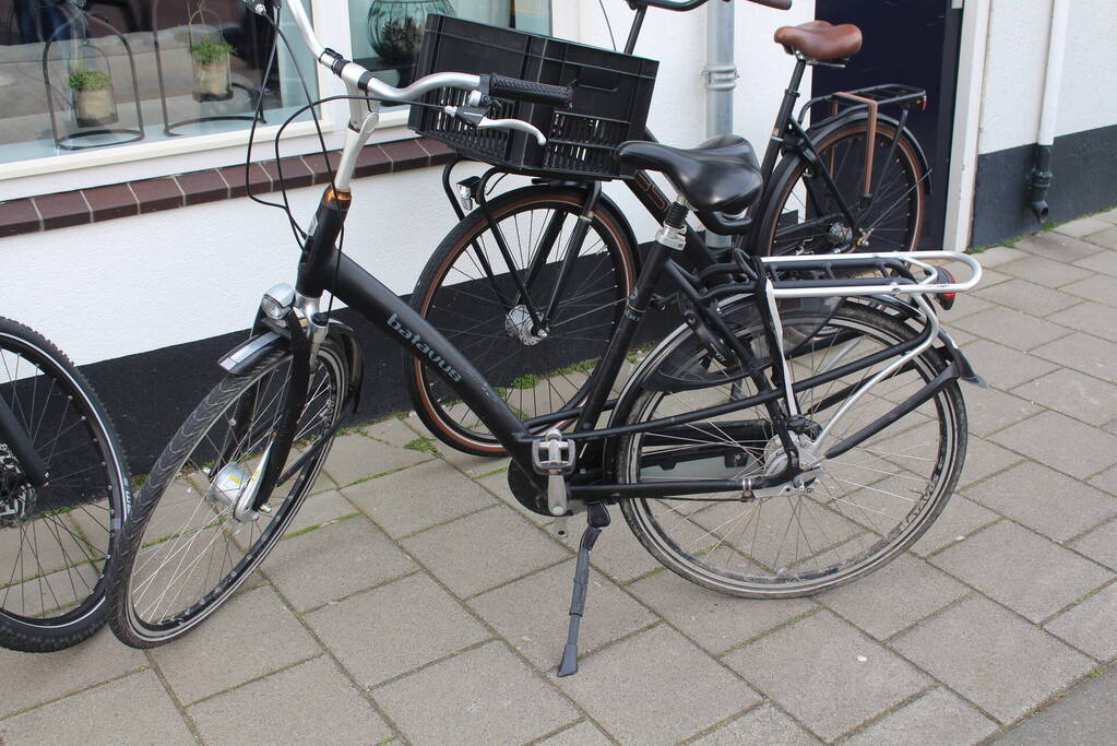 Bezorger op scooter gewond na val met fietser