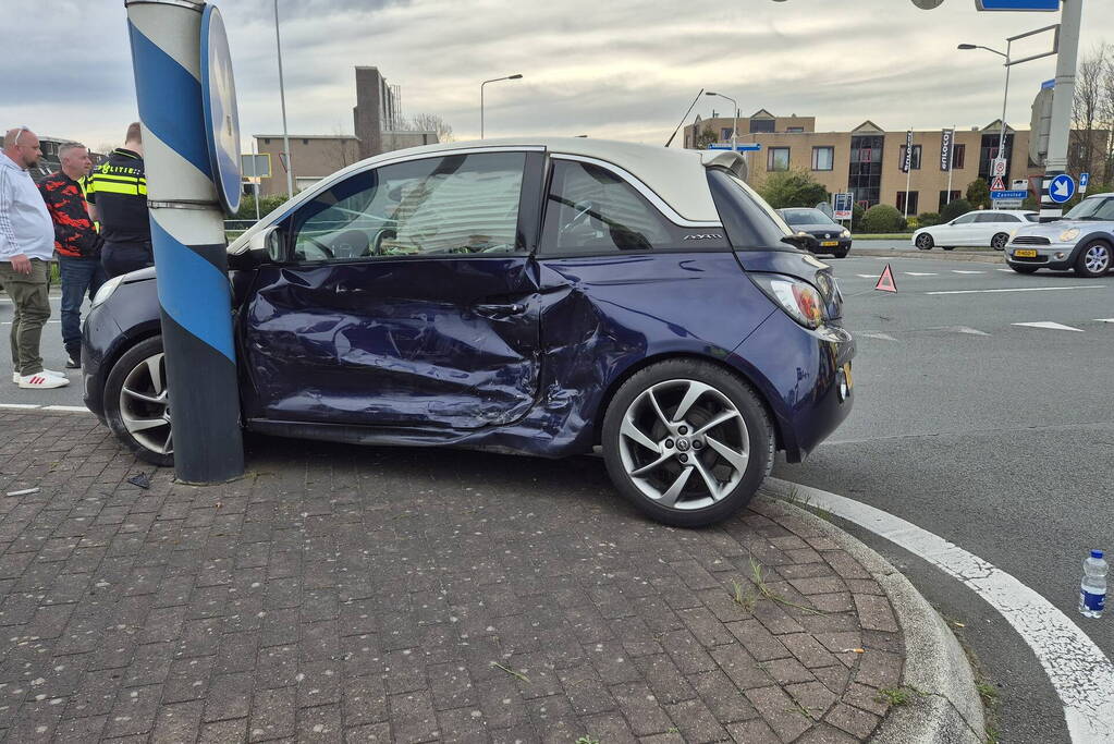 Twee auto's botsen op elkaar