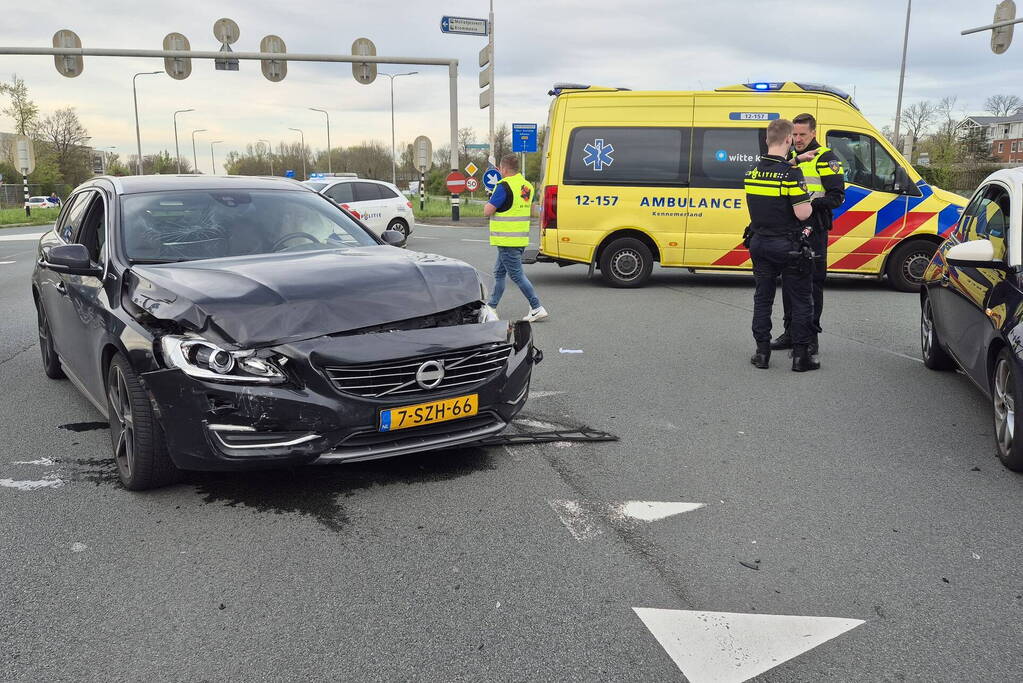 Twee auto's botsen op elkaar