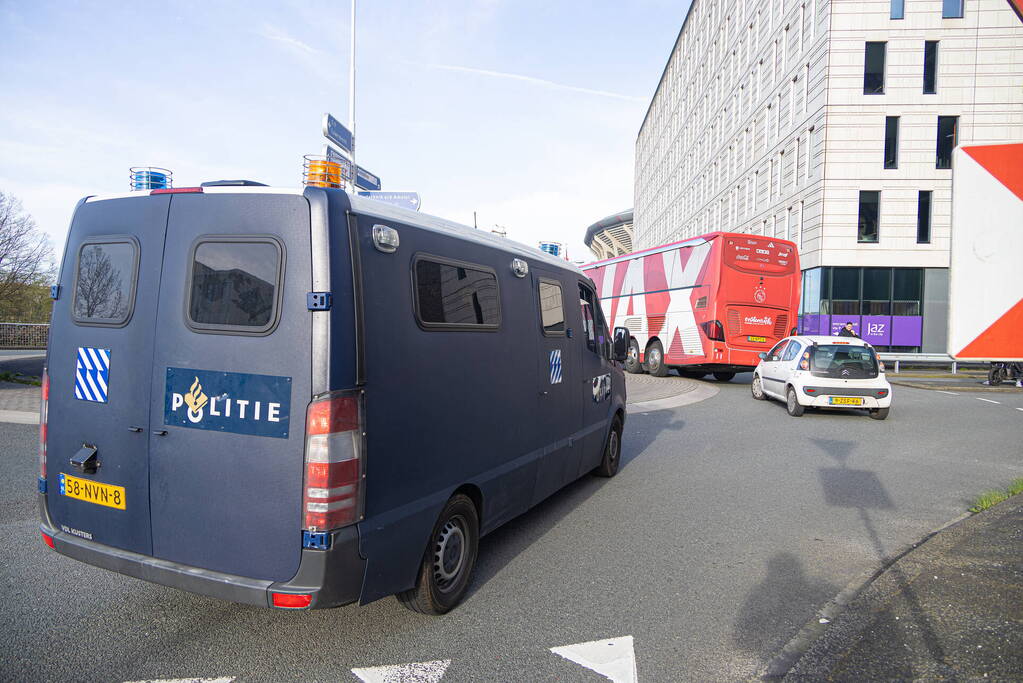 Ajax-aanhangers wachten spelersbus op na vernedering in Rotterdam