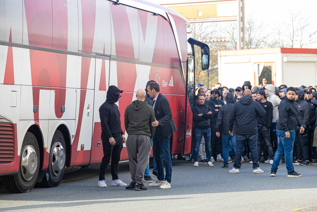 Ajax-aanhangers wachten spelersbus op na vernedering in Rotterdam