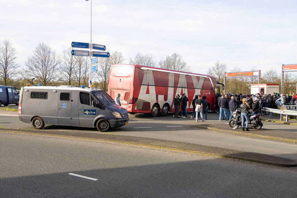 Ajax-aanhangers wachten spelersbus op na vernedering in Rotterdam