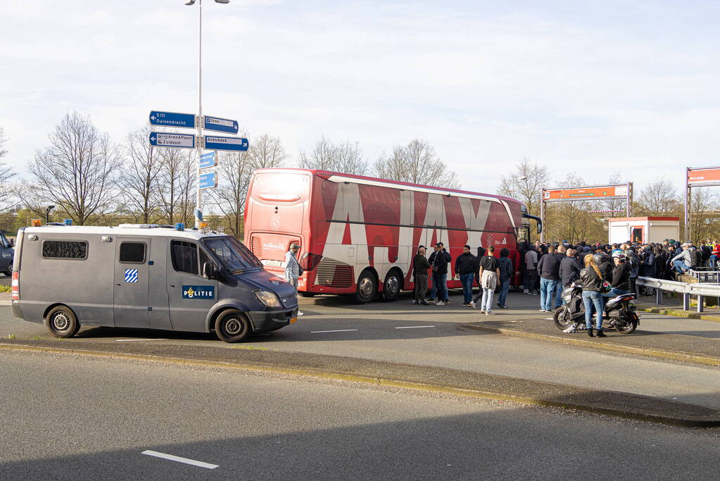 Ajax-aanhangers wachten spelersbus op na vernedering in Rotterdam