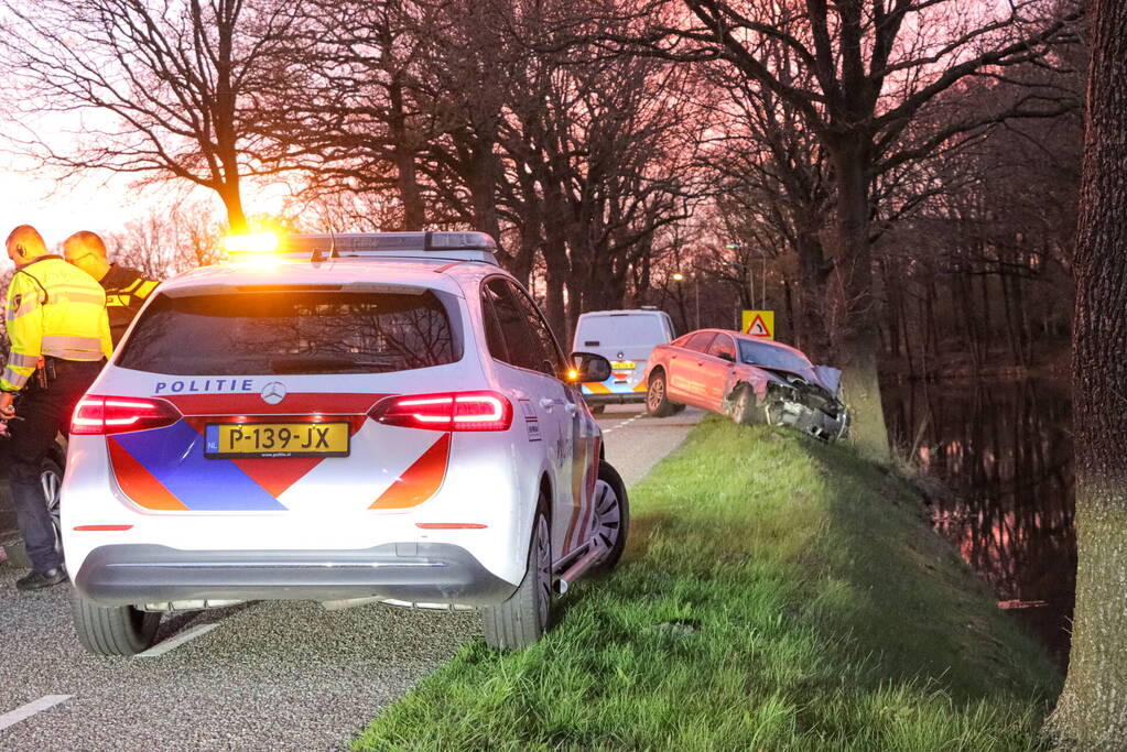 Bestuurder gewond bij botsing op boom