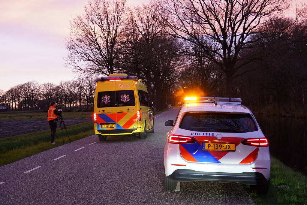 Bestuurder gewond bij botsing op boom