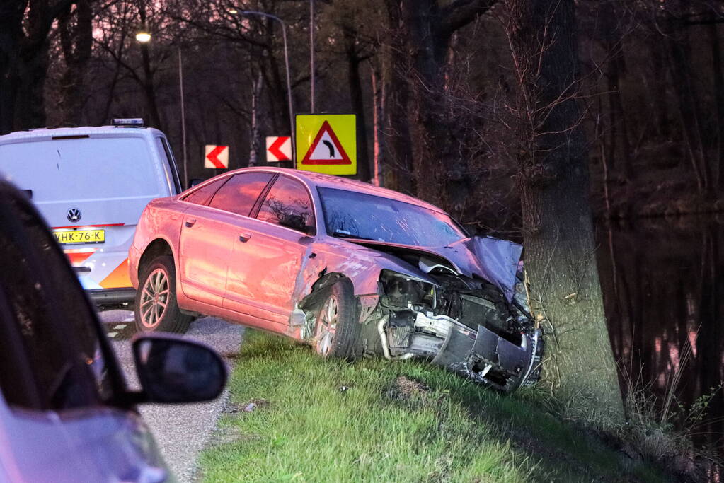 Bestuurder gewond bij botsing op boom