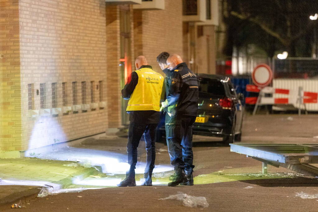 Pui uit portiek geblazen gigantische explosie