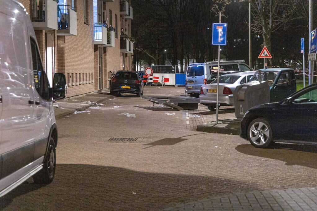 Pui uit portiek geblazen gigantische explosie