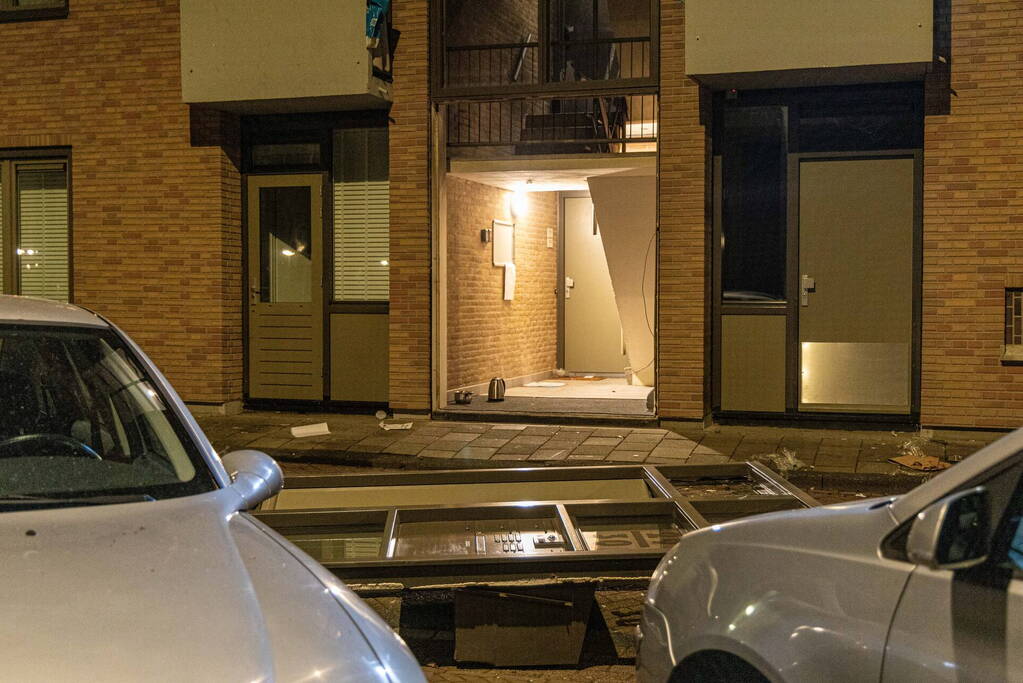 Pui uit portiek geblazen gigantische explosie