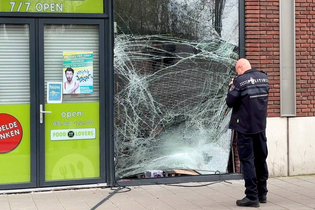 Veel schade bij ramkraak supermarkt