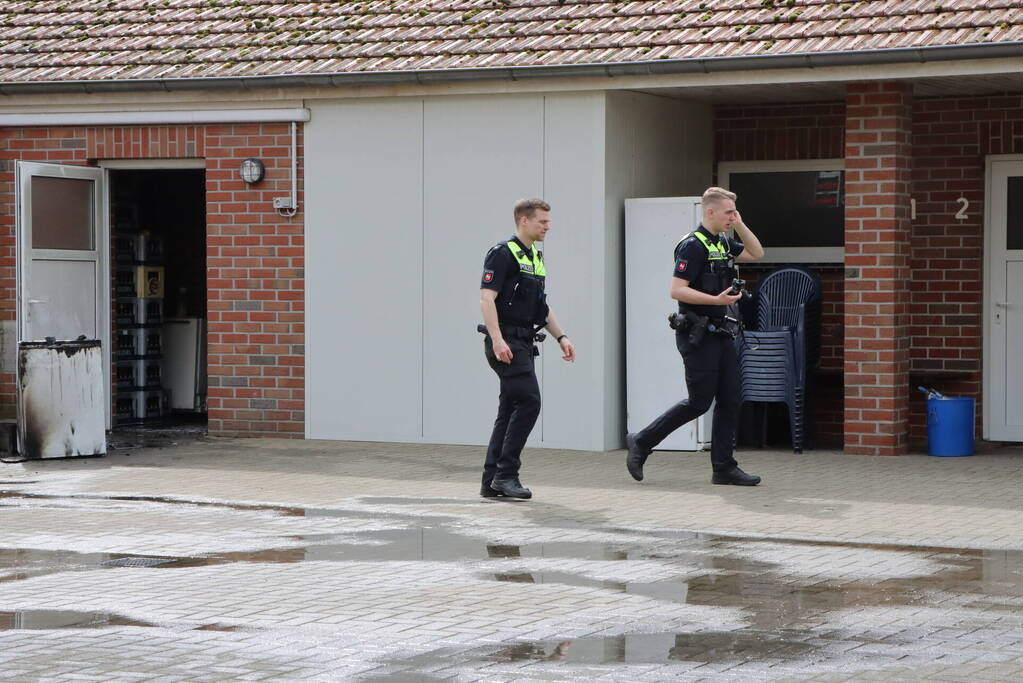 Duitse en Nederlandse brandweer blussen brand bij Voetbalvereniging