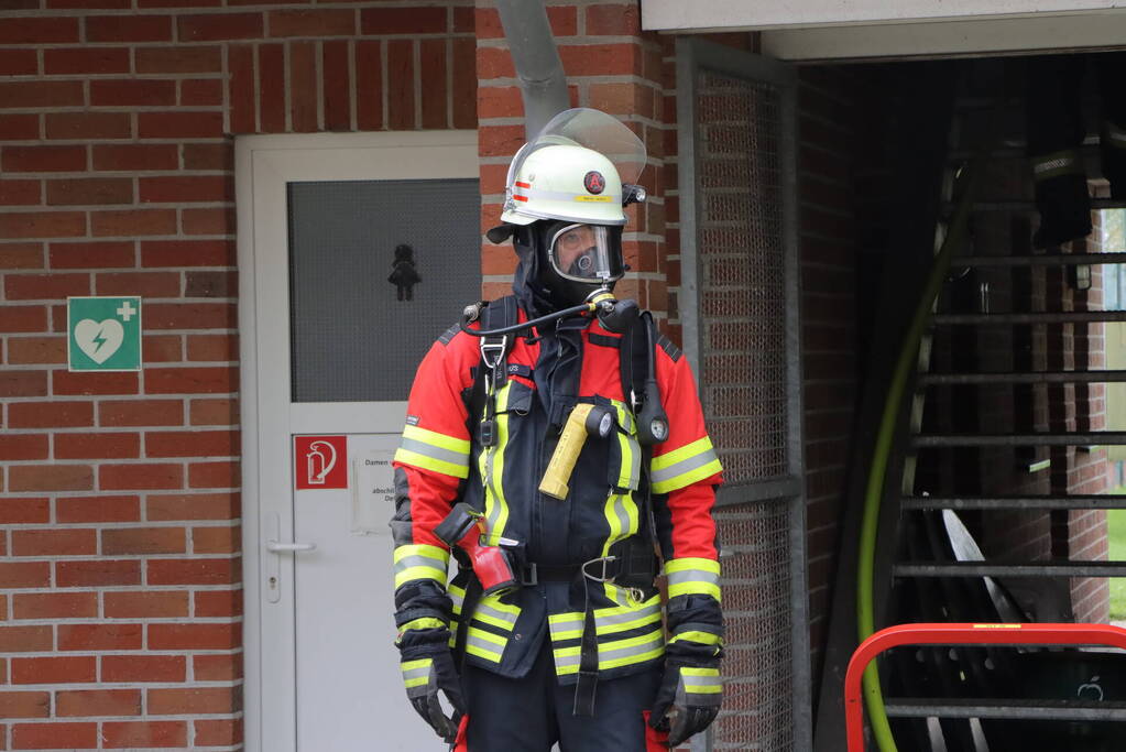 Duitse en Nederlandse brandweer blussen brand bij Voetbalvereniging