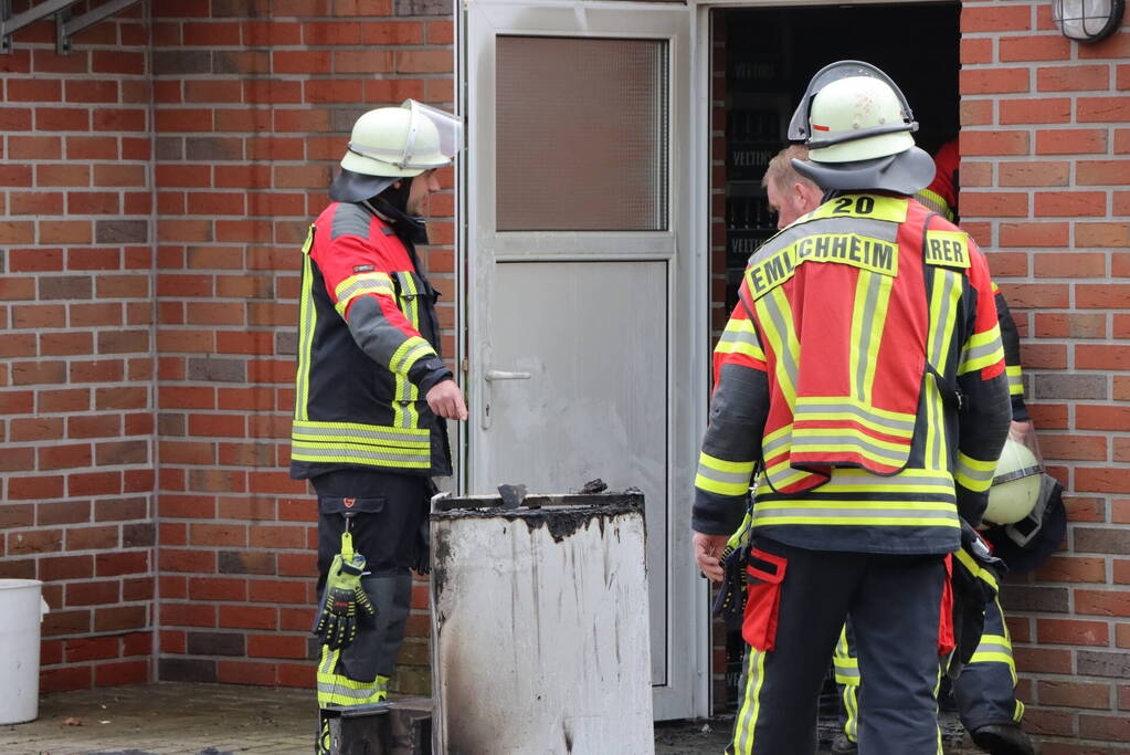 Duitse en Nederlandse brandweer blussen brand bij Voetbalvereniging