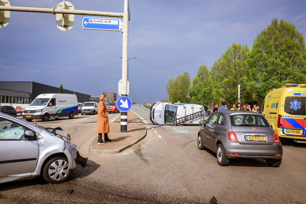 Bestelbus belandt op zijn kant bij botsing