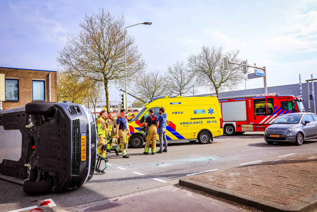 Bestelbus belandt op zijn kant bij botsing