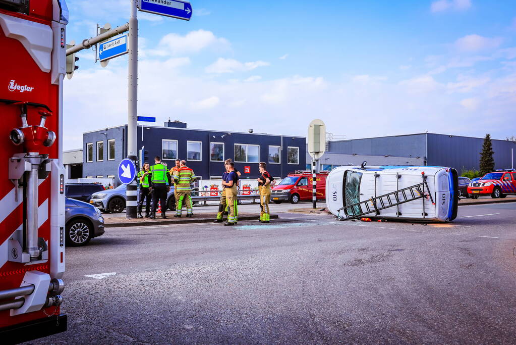 Bestelbus belandt op zijn kant bij botsing