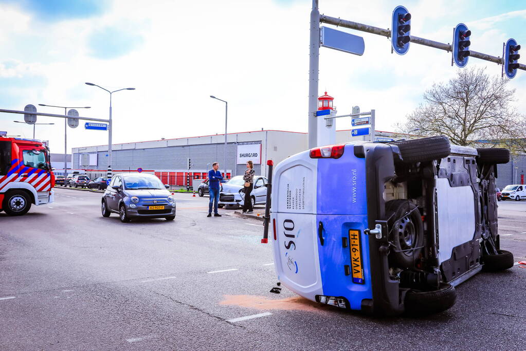 Bestelbus belandt op zijn kant bij botsing