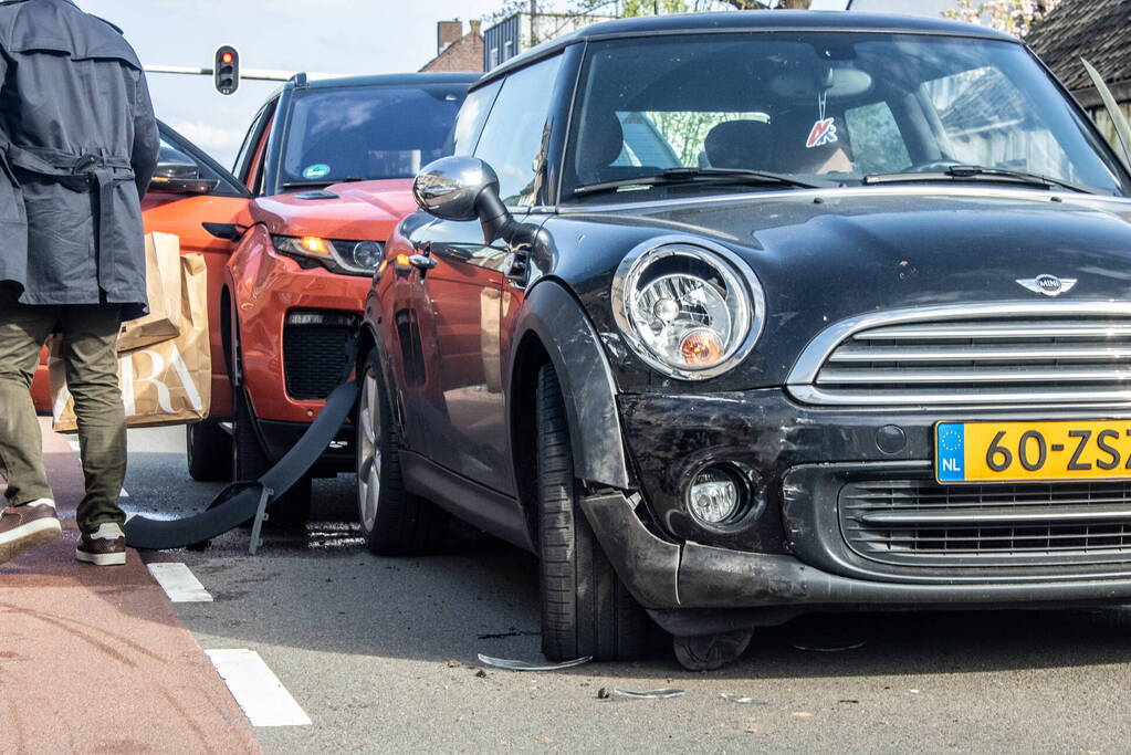 Gewonde, aanhouding en schade na kop-staartbotsing