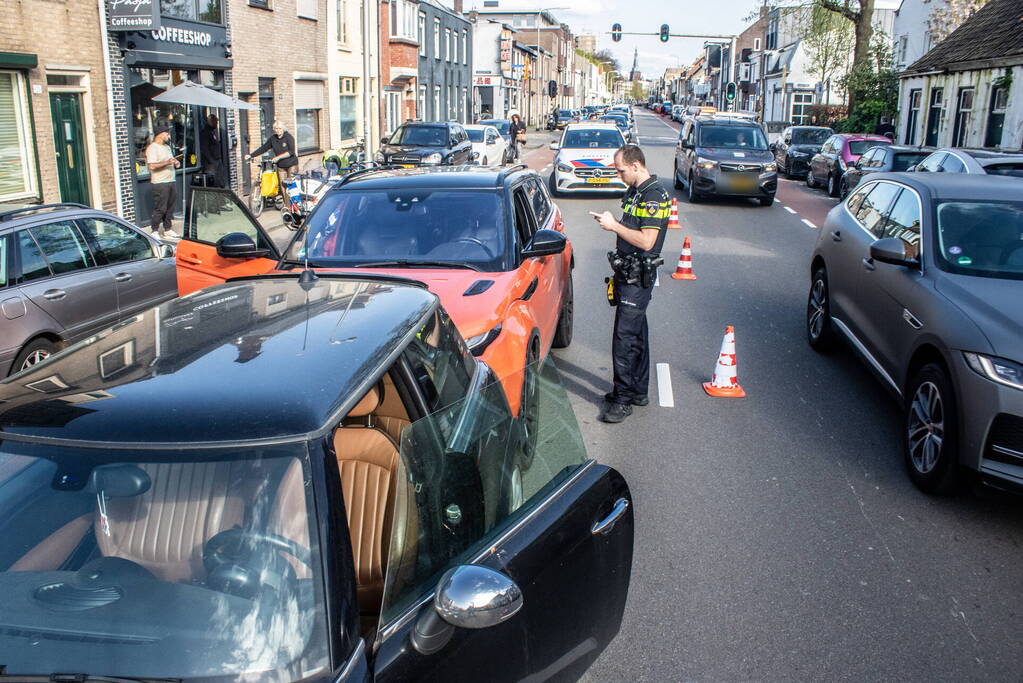 Gewonde, aanhouding en schade na kop-staartbotsing