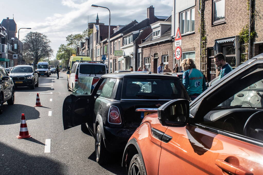 Gewonde, aanhouding en schade na kop-staartbotsing